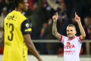 L'attaquant valaisan Dejan Sorgic, droite, celebre son but du 2 a 0 devant le defenseur bernois Mohamed Ali Camara, gauche, lors de la rencontre des quarts de finale de la Coupe de Suisse de football entre FC Sion et BSC Young Boys le jeudi 29 fevrier 2024 au stade de Tourbillon a Sion. (KEYSTONE/Laurent Gillieron)